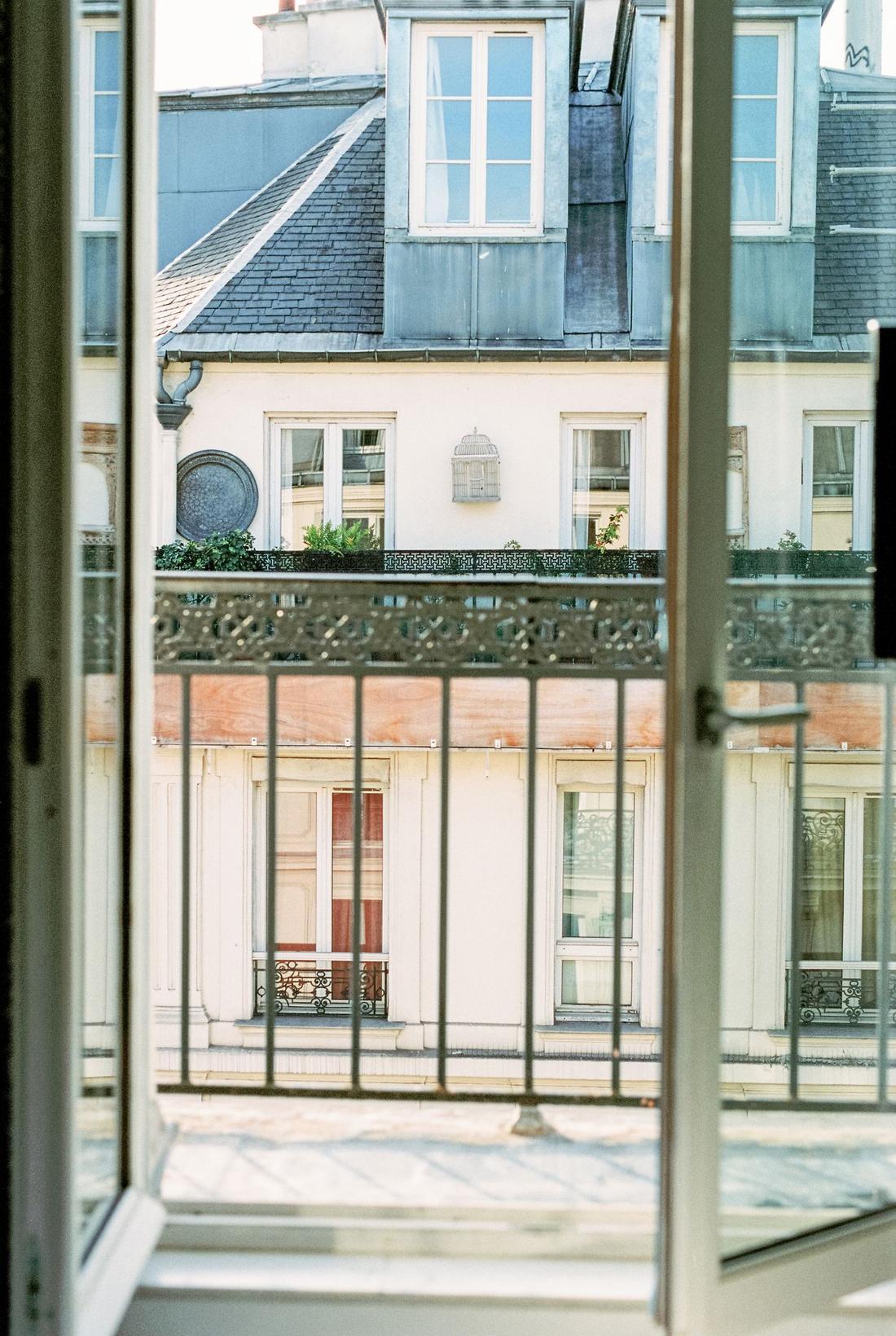 Fenêtre et balcon d'un appartement parisien